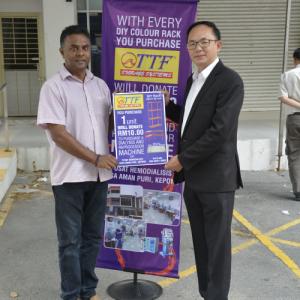 TTF从每个购买的DIY机架中捐助RM10.00给Kepong的Pusat hematdialisis Desa Aman Puri